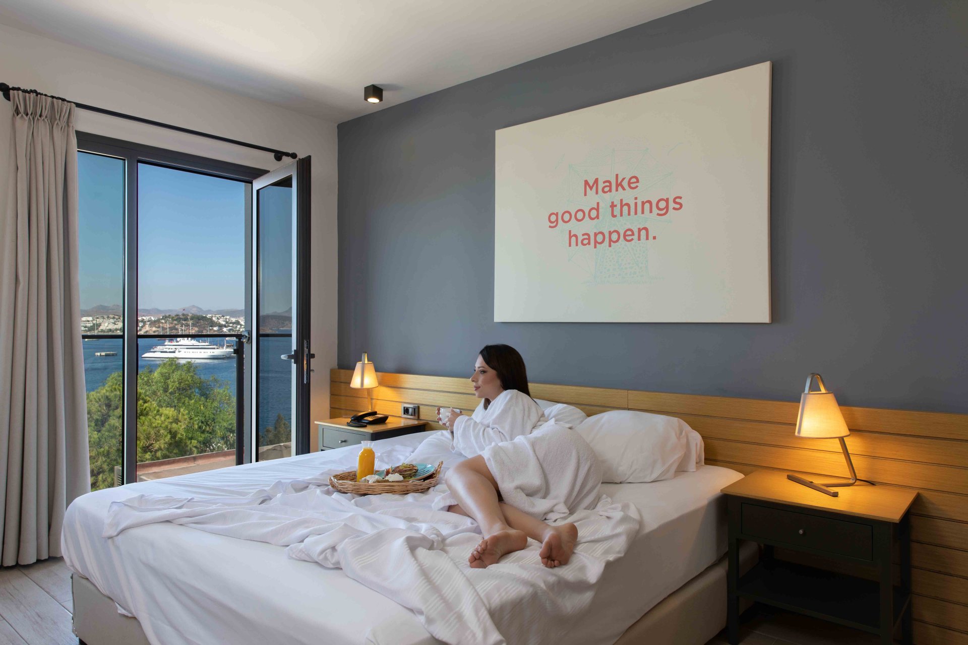 Standart Deniz Manzaralı Fransız Balkonlu Oda