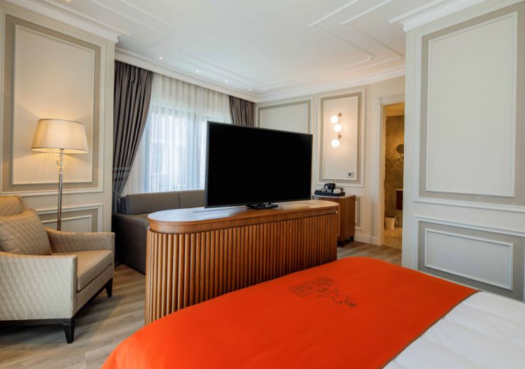Deluxe Corner Room