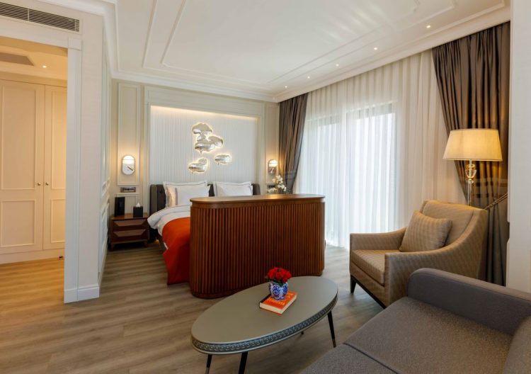 Deluxe Corner Room