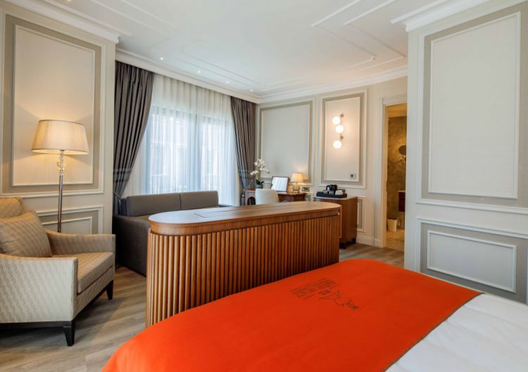 Deluxe Corner Room