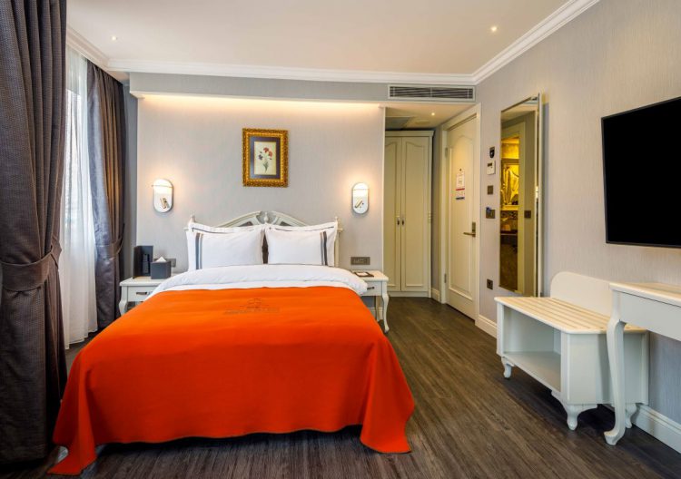 Standard Corner Room