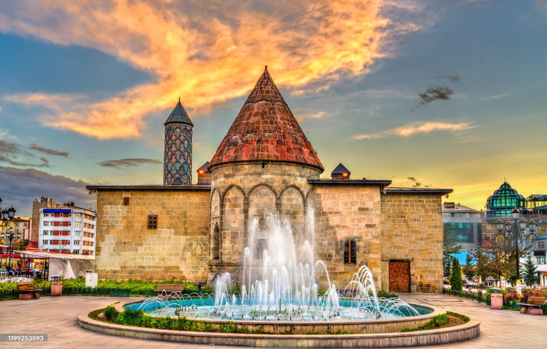 Yakutiye’den Üç Kümbetler’e Yürüyüş: Tarihi Eserler Rehberi